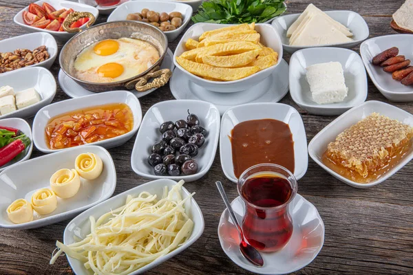 Geleneksel Türk kahvaltı tabağı gri ahşap masa, üst manzara. Parlak sabahlarda sağlıklı Türk kahvaltısı; metin için boşluk kopyala.