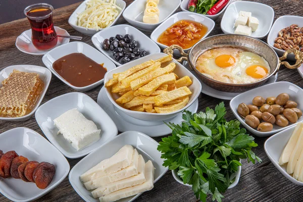 灰色の木製のテーブルの上に伝統的なトルコの朝食プレート トップビュー 明るい朝の健康的なトルコの朝食 テキストのためのスペースをコピー — ストック写真