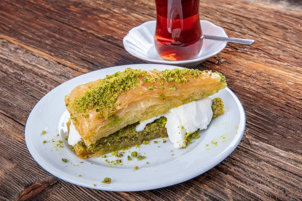 Fatias Cenoura Baklava Com Pistache Havuc Dilim Baklava Fatia Cenoura — Fotografia de Stock