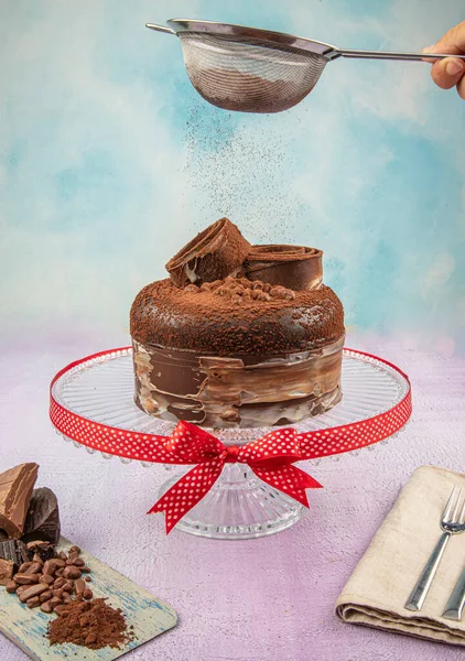 Schokokuchen Bestäuben Puderzucker Über Köstlichen Dekadenten Schokoladenkuchen Dessert Zeitlupe Gekrönt — Stockfoto