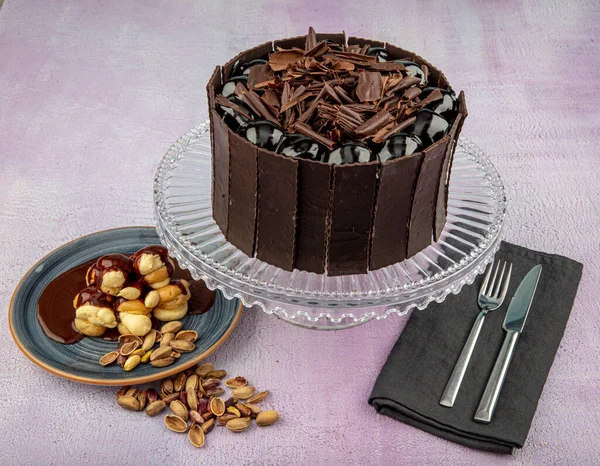 Profiterole Schichtete Schokoladenkuchen Schokoladenkuchen Auf Rosa Hintergrund Yas Pasta Geburtstagstorte — Stockfoto