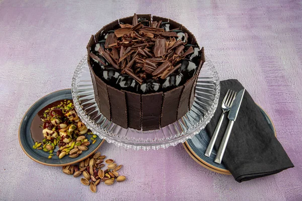 Profiterole Schichtete Schokoladenkuchen Schokoladenkuchen Auf Rosa Hintergrund Yas Pasta Geburtstagstorte — Stockfoto