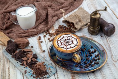 Ahşap masadaki Latte sanatı. Bir fincan kahve, kapuçino sanatı, kapuçino..