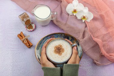 Geleneksel Türk İçeceği Salep 'i tutan kız. Türk salep 'i (süt geleneksel sıcak içecek)).