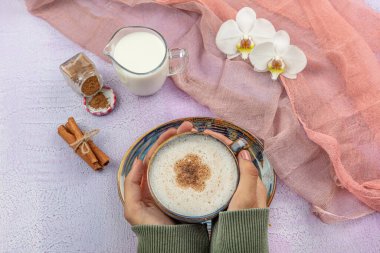 Geleneksel Türk İçeceği Salep 'i tutan kız. Türk salep 'i (süt geleneksel sıcak içecek)).
