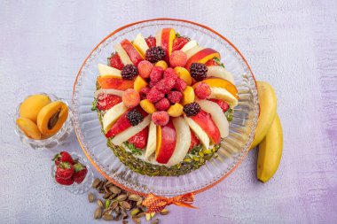 Karışık meyveli pasta. Taze meyveli doğum günü pastası.