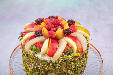 Karışık meyveli pasta. Taze meyveli doğum günü pastası.