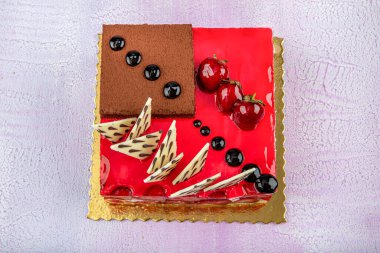 Çilekli doğum günü pastası. Kremalı ve çilekli çikolatalı pasta.