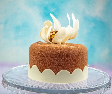 Çikolatalı pasta, pembe ahşap arka planda mutlu doğum günü pastası. Pastane konsepti.