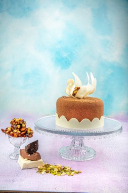 Çikolatalı pasta, pembe ahşap arka planda mutlu doğum günü pastası. Pastane konsepti.