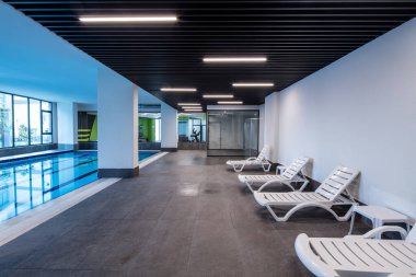 Kapalı yüzme havuzu. Kapalı yüzme havuzu sağlıklı bir kavram.