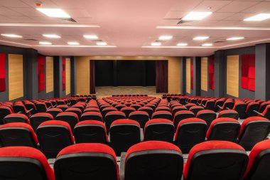  Kırmızı koltuklu sinema (sinema salonu), boş oditoryum. İstanbul, Türkiye.