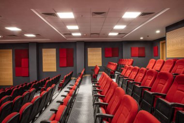  Kırmızı koltuklu sinema (sinema salonu), boş oditoryum. İstanbul, Türkiye.