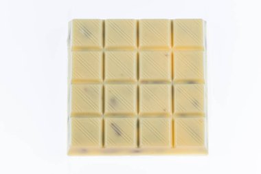 Beyaz çikolata seti Kırık çikolata, beyaz çikolata, tablet çikolata ve beyaz arka planda saklı şam fıstığı