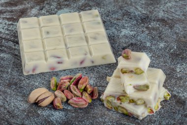 Kırık ve koyu Pistachio çikolatası siyah rustik arka planda, şam fıstığı bileşimi sağlıklı ve besleyici beslenme için harika. Fındık kavramı.