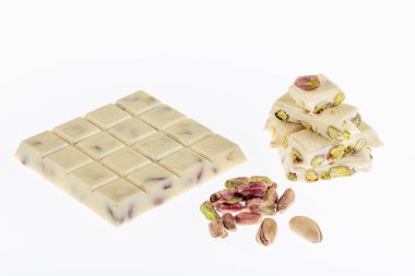 Kırık beyaz çikolata, beyaz arka planda izole edilmiş fıstıklı beyaz çikolata..