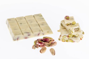 Kırık beyaz çikolata, beyaz arka planda izole edilmiş fıstıklı beyaz çikolata..