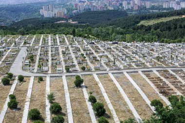 İstanbul, Türkiye - 9 Haziran 2013; İstanbul Sariyer ilçesindeki Yeni Ayazaga Mezarlığı. Helikopterden ateş ediliyor..