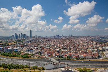 İstanbul, Türkiye - 09 Haziran 2013; İstanbul 'un Beşiktaş ilçesi Levent' in dördüncü ilçesidir. İstanbul 'daki gökdelen ve finans merkezi. Helikopterden ateş ediliyor..