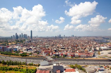 İstanbul, Türkiye - 09 Haziran 2013; İstanbul 'un Beşiktaş ilçesi Levent' in dördüncü ilçesidir. İstanbul 'daki gökdelen ve finans merkezi. Helikopterden ateş ediliyor..