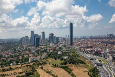 İstanbul, Türkiye - 09 Haziran 2013; İstanbul 'un Beşiktaş ilçesi Levent' in dördüncü ilçesidir. İstanbul 'daki gökdelen ve finans merkezi. Helikopterden ateş ediliyor..
