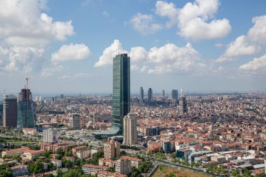 İstanbul, Türkiye - 09 Haziran 2013; İstanbul 'un Beşiktaş ilçesi Levent' in dördüncü ilçesidir. İstanbul 'daki gökdelen ve finans merkezi. Helikopterden ateş ediliyor..