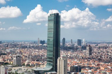 İstanbul, Türkiye - 09 Haziran 2013; İstanbul 'un Beşiktaş ilçesi Levent' in dördüncü ilçesidir. İstanbul 'daki gökdelen ve finans merkezi. Helikopterden ateş ediliyor..