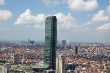 İstanbul, Türkiye - 09 Haziran 2013; İstanbul 'un Beşiktaş ilçesi Levent' in dördüncü ilçesidir. İstanbul 'daki gökdelen ve finans merkezi. Helikopterden ateş ediliyor..