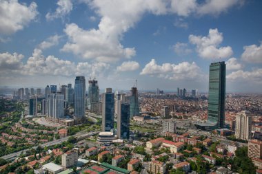 İstanbul, Türkiye - 09 Haziran 2013; İstanbul 'un Beşiktaş ilçesi Levent' in dördüncü ilçesidir. İstanbul 'daki gökdelen ve finans merkezi. Helikopterden ateş ediliyor..