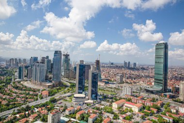 İstanbul, Türkiye - 09 Haziran 2013; İstanbul 'un Beşiktaş ilçesi Levent' in dördüncü ilçesidir. İstanbul 'daki gökdelen ve finans merkezi. Helikopterden ateş ediliyor..