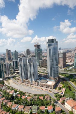 İstanbul, Türkiye - 09 Haziran 2013; İstanbul 'un Beşiktaş ilçesi Levent' in dördüncü ilçesidir. İstanbul 'daki gökdelen ve finans merkezi. Helikopterden ateş ediliyor..