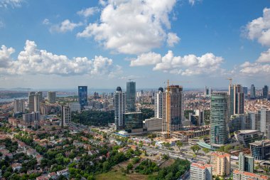 İstanbul, Türkiye - 09 Haziran 2013; İstanbul 'un Beşiktaş ilçesi Levent' in dördüncü ilçesidir. İstanbul 'daki gökdelen ve finans merkezi. Helikopterden çekilen İstanbul silueti.