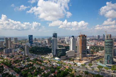 İstanbul, Türkiye - 09 Haziran 2013; İstanbul 'un Beşiktaş ilçesi Levent' in dördüncü ilçesidir. İstanbul 'daki gökdelen ve finans merkezi. Helikopterden çekilen İstanbul silueti.