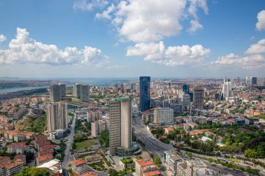 İstanbul, Türkiye - 09 Haziran 2013; İstanbul 'un Beşiktaş ilçesi Levent' in dördüncü ilçesidir. İstanbul 'daki gökdelen ve finans merkezi. Helikopterden çekilen İstanbul silueti.