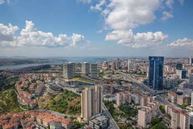 İstanbul, Türkiye - 09 Haziran 2013; İstanbul 'un Beşiktaş ilçesi Levent' in dördüncü ilçesidir. İstanbul 'daki gökdelen ve finans merkezi. Helikopterden çekilen İstanbul silueti.