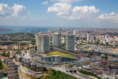 İstanbul, Türkiye - 9 Haziran 2013; Zorlu Center alışveriş merkezinin ilk inşaatı. Mecidiyekoy, İstanbul 'un ili ilçesine bağlı bir beldedir. Helikopterden çekilen İstanbul silueti.