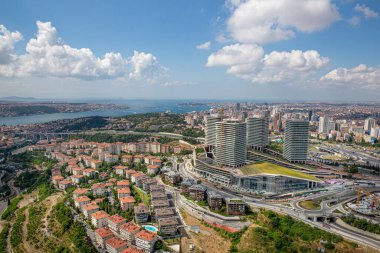 İstanbul, Türkiye - 9 Haziran 2013; Zorlu Center alışveriş merkezinin ilk inşaatı. Mecidiyekoy, İstanbul 'un ili ilçesine bağlı bir beldedir. Helikopterden çekilen İstanbul silueti.