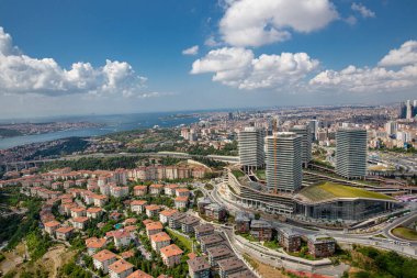 İstanbul, Türkiye - 9 Haziran 2013; Zorlu Center alışveriş merkezinin ilk inşaatı. Mecidiyekoy, İstanbul 'un ili ilçesine bağlı bir beldedir. Helikopterden çekilen İstanbul silueti.