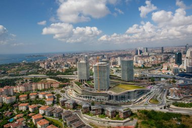 İstanbul, Türkiye - 9 Haziran 2013; Zorlu Center alışveriş merkezinin ilk inşaatı. Mecidiyekoy, İstanbul 'un ili ilçesine bağlı bir beldedir. Helikopterden çekilen İstanbul silueti.