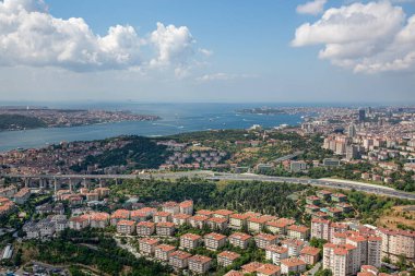 İstanbul, Türkiye - 9 Haziran 2013; İstanbul helikopterden ufuk çizgisi. Tarihsel yarımada, Bakire Kulesi, Uskudar, Ortakoy, Boğaz ve Marmara Denizi. Helikopterden çekilen İstanbul silueti.