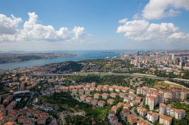 İstanbul, Türkiye - 9 Haziran 2013; İstanbul helikopterden ufuk çizgisi. Tarihsel yarımada, Bakire Kulesi, Uskudar, Ortakoy, Boğaz ve Marmara Denizi. Helikopterden çekilen İstanbul silueti.