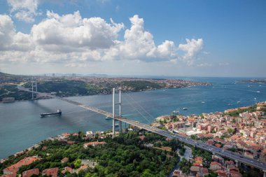 İstanbul, Türkiye - 09 Haziran 2013; İstanbul 'daki İstanbul Köprüsü - Asya ile Avrupa' yı birbirine bağlayan. Helikopterden çekilen İstanbul silueti.