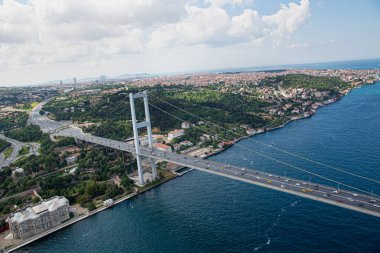 İstanbul, Türkiye - 09 Haziran 2013; İstanbul 'daki İstanbul Köprüsü - Asya ile Avrupa' yı birbirine bağlayan. Helikopterden çekilen İstanbul silueti.