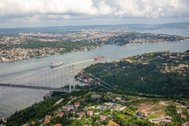 İstanbul, Türkiye - 9 Haziran 2013; İstanbul helikopterden manzara. İstanbul, Beykoz Fatih Sultan Mehmet Köprüsü. Helikopterden ateş ediliyor..