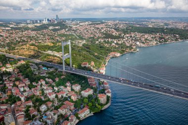 İstanbul, Türkiye - 9 Haziran 2013; İstanbul helikopterden manzara. İstanbul, Beykoz Fatih Sultan Mehmet Köprüsü. Helikopterden ateş ediliyor..