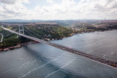İstanbul, Türkiye - 9 Haziran 2013; İstanbul helikopterden manzara. İstanbul, Beykoz Fatih Sultan Mehmet Köprüsü. Helikopterden ateş ediliyor..
