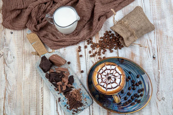 Ahşap masadaki Latte sanatı. Bir fincan kahve, kapuçino sanatı, kapuçino..