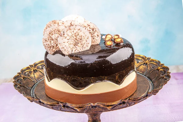 Köstlicher Karamellkuchen Schokoladenkuchen Mit Mascarpone Auf Rosa Hintergrund Patisserie Konzept — Stockfoto
