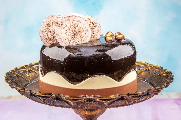 Köstlicher Karamellkuchen Schokoladenkuchen Mit Mascarpone Auf Rosa Hintergrund Patisserie Konzept — Stockfoto