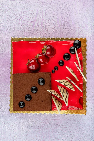 ストロベリーの誕生日ケーキ クリームとストロベリーチョコレートケーキ — ストック写真